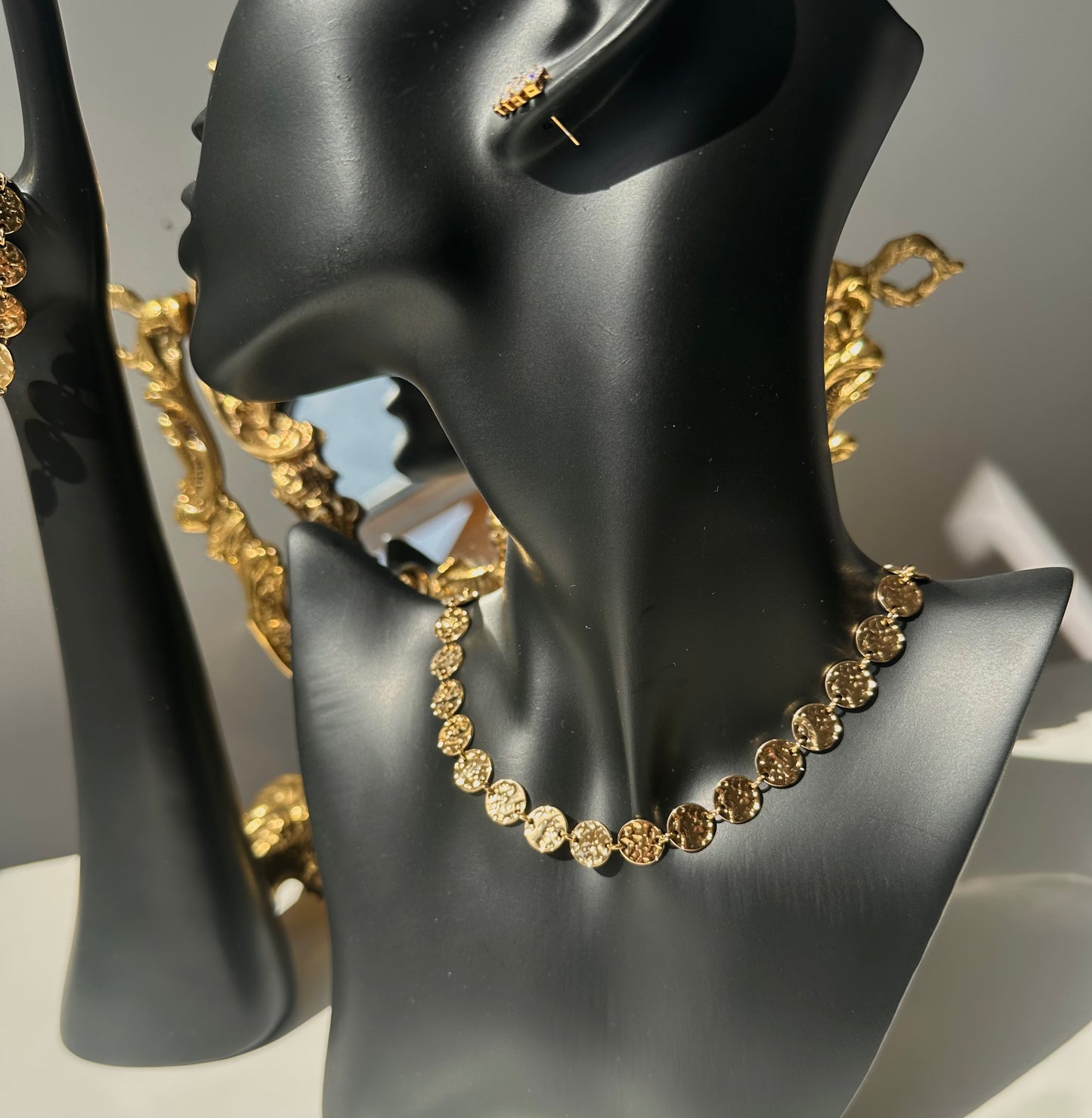Collier relief