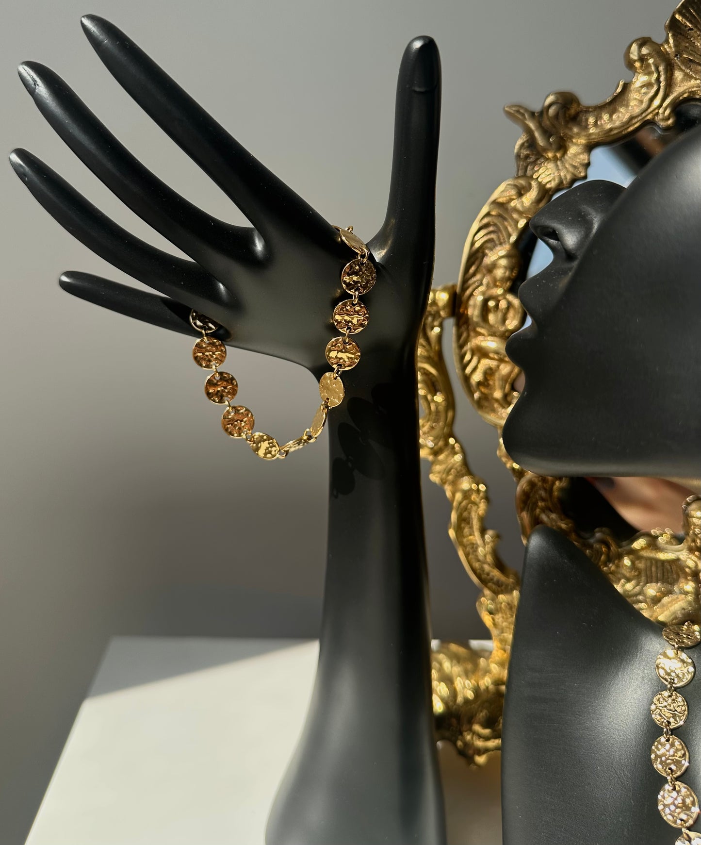 Bracelet relief